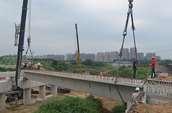 渠北路跨金水河橋梁工程開(kāi)始預(yù)制箱梁吊裝